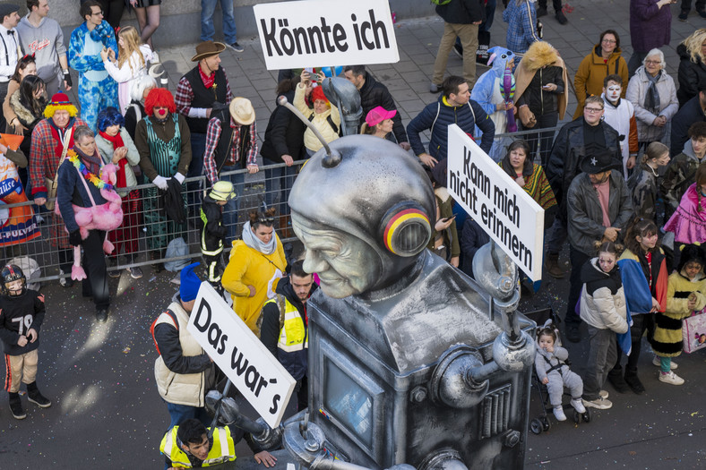 Satyryczny figura przedstawiająca Olafa Scholza podczas corocznej parady karnawałowej, 20 lutego 2023 r. w Moguncji