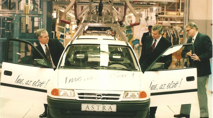 Antall József miniszterelnök vezette le a szentgotthárdi szalagról az első magyar Opel Astrát