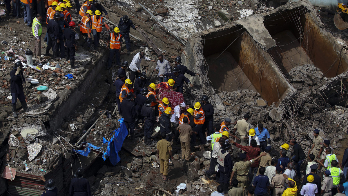 Jedenaście godzin po zawaleniu się budynku w Bombaju ratownicy wydobyli spod gruzów żywe niemowlę. W sumie udało się uratować 25 osób. Są co najmniej trzy ofiary śmiertelne. Pod gruzami może się jeszcze znajdować kilkadziesiąt osób.
