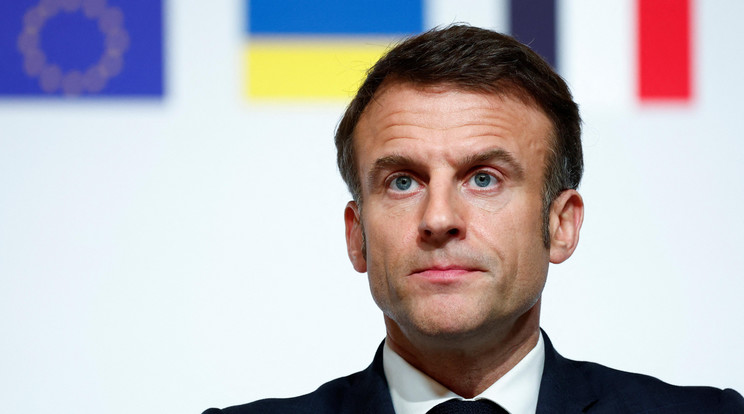 Emmanuel Macron francia elnök sajtótájékoztatót tart az Ukrajna megsegítésére összehívott támogatói konferencia végén a párizsi államfői rezidencián, az Elysée-palotában 2024. február 26-án/Fotó: MTI/EPA/Reuters pool/Gonzalo Fuentes
