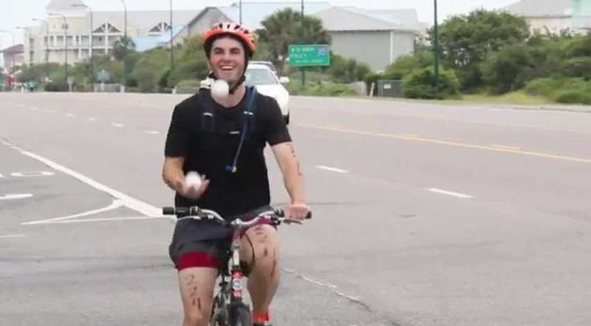 Zatim je upravljao biciklom pomoću jedne ruke, a drugom žonglirao