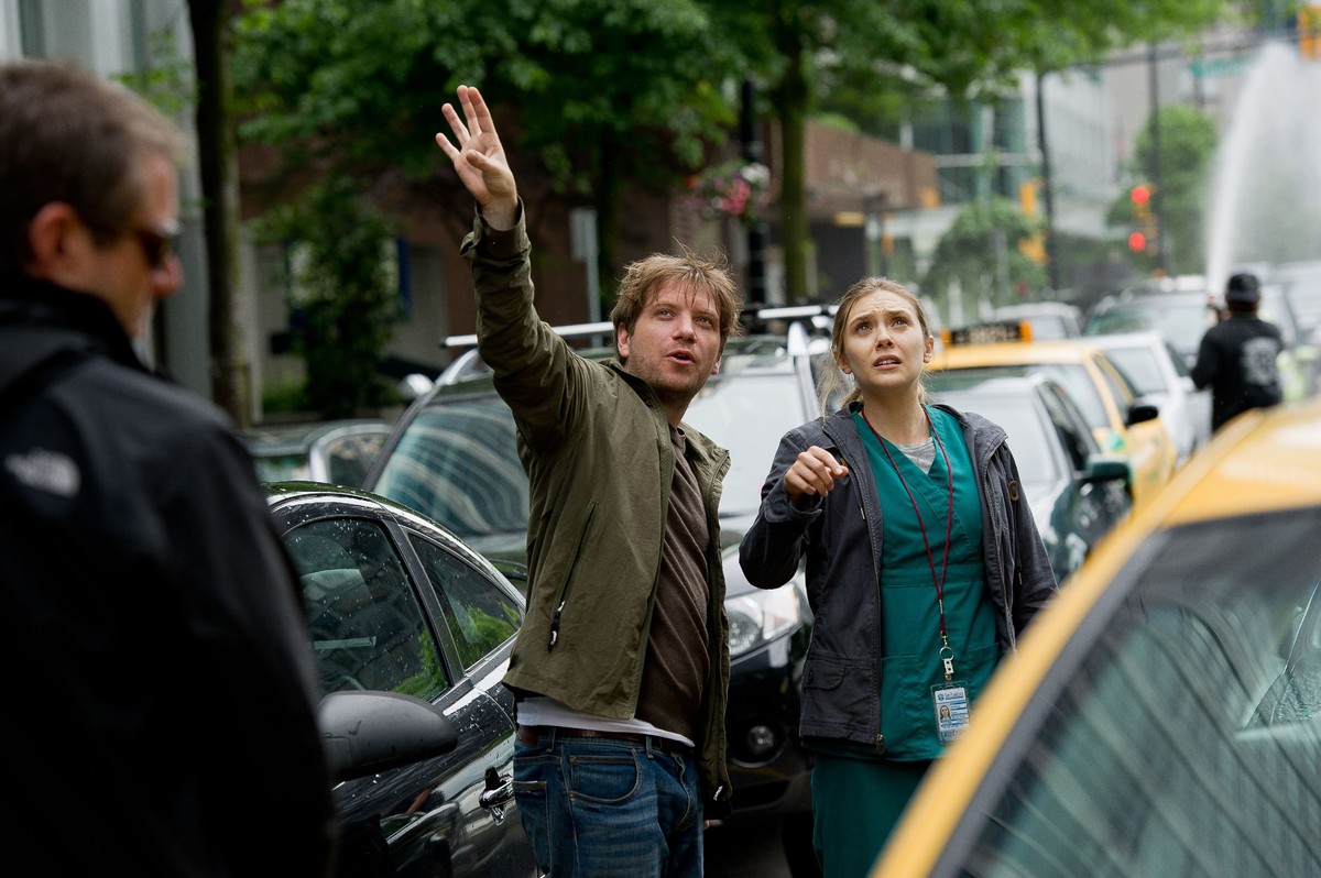 Gareth Edwards i Elisabeth Olsen na planie filmu "Godzilla".