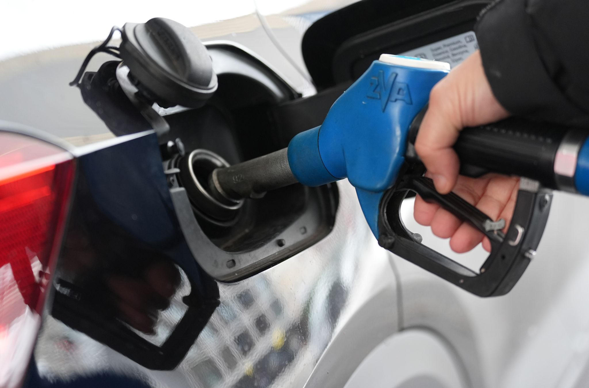 Sprit steigt um bis zu 6 Cent - mehr als CO2-Abgabe erklärt