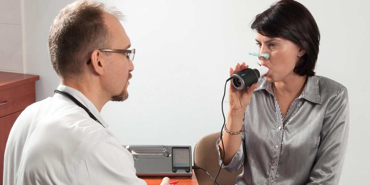 Badanie spirometryczne pozwala ocenić stan i pojemność płuc oraz czy prawidłowo przepływa przez nie powietrze 