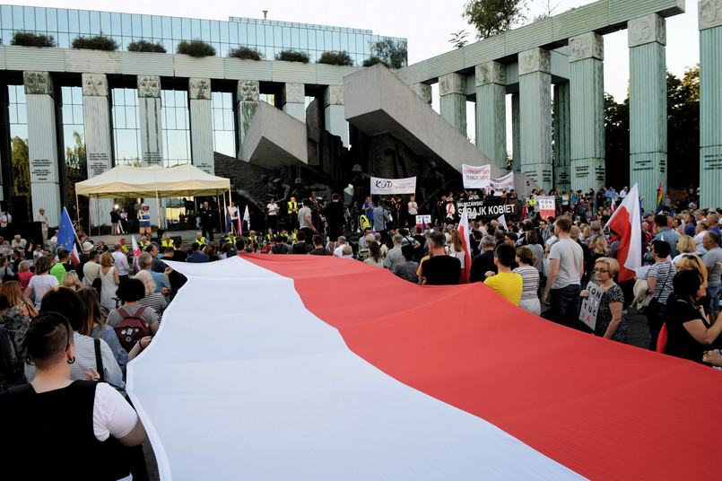 Jednocześnie projekt prowadza rygor pozostawienia bez rozpoznania tych zgłoszeń na sędziów SN, które nie spełniają wymogów lub zostały dokonane przez osoby niespełniające formalnych kryteriów albo zostały złożone po terminie.