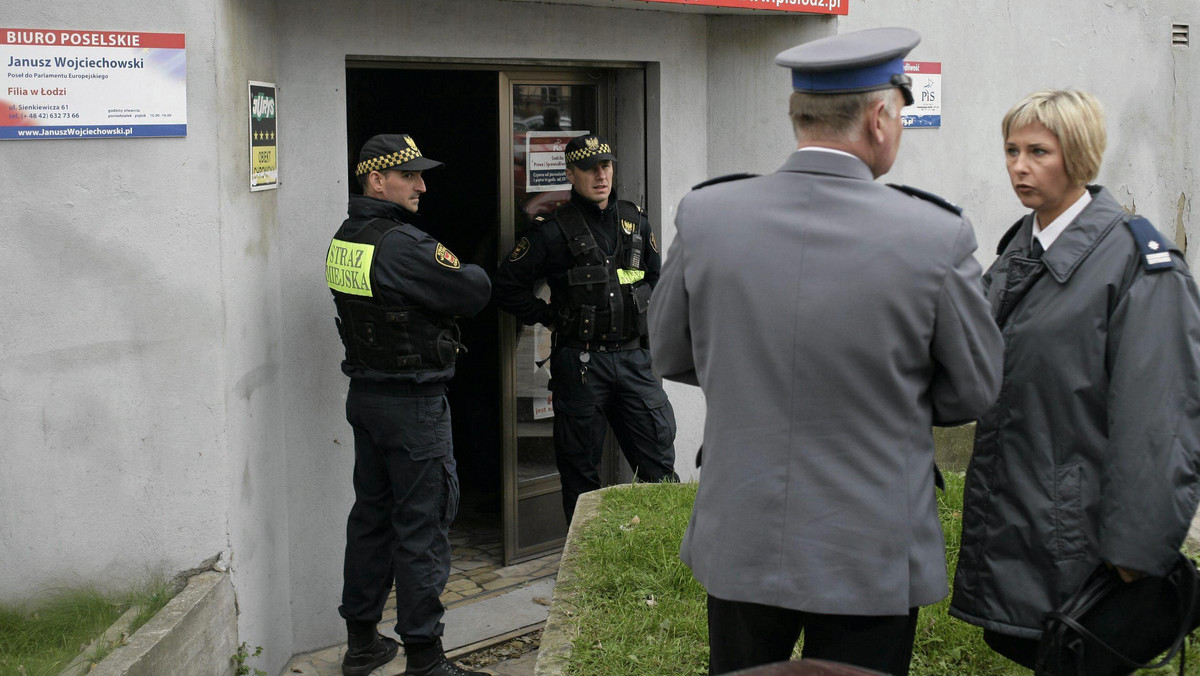 Pakowany do radiowozu sprawca mordu wykrzykuje radosną deklarację o konieczności mordowania.