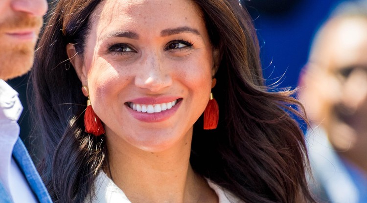 Meghan Markle nem véletlenül választotta az olívazöld árnyalatú Ralph Lauren ruhát Lajos herceg keresztelőjére még 2018-ban. Fotó: Northfoto