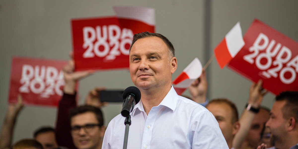Prezydent Andrzej Duda wziął udział w "debacie" TVP zorganizowanej w Końskich. Sztab Rafała Trzaskowskiego zorganizował natomiast "Arenę Prezydencką" w Lesznie z udziałem 20 redakcji. Prawdziwej debaty między dwoma kandydatami przed II turą nie będzie. 