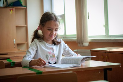 UNICEF: a 11 hónapja zajló ukrajnai háború több mint 5 millió gyermek oktatását nehezítette meg