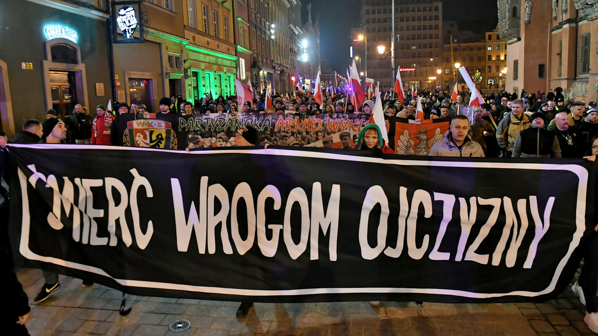 Po wczorajszym marszu narodowców zorganizowanym z okazji Dnia Pamięci Żołnierzy Wyklętych, policja zapowiedziała skierowane wniosków o ukaranie do sądu wobec 11 osób, które odpowiedzą za odmowę rozejścia się i odpalenie rac. Powodem rozwiązania marszu były groźby i nawoływanie do nienawiści.