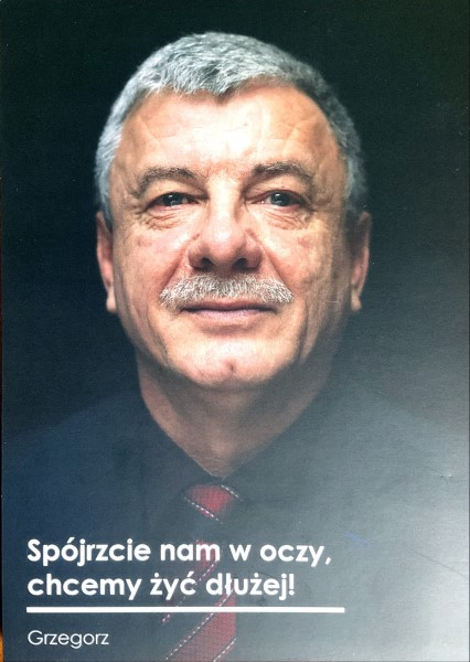 Grzegorz Rozalski. Zdjęcie pochodzi z kampanii &quot;Spójrzcie nam w oczy, chcemy żyć dłużej&quot;, która zwracała uwagę na problemy pacjentów z przerzutowym rakiem jelita grubego. Jej organizatorem były Fundacja EuropaColon Polska, Polskie Towarzystwo Stomijne POL-ILKO i Polska Koalicja Pacjentów Onkologicznych.