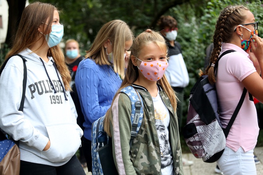 Školarci pod maskama