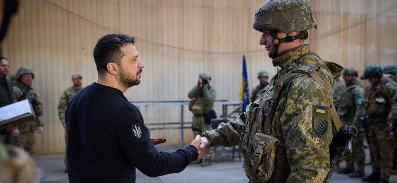 Zełenski na froncie, w "czerwonej strefie". Wygłosił do żołnierzy kilka słów