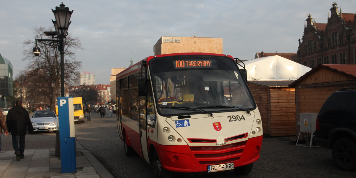 Autobusy linii 100 jeżdżą puste