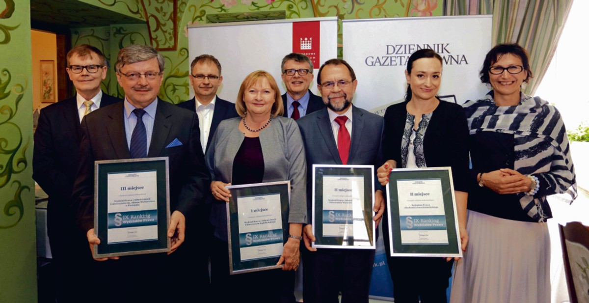 Od lewej dr Mieczysław Błoński – dziekan WPiA Uczelni Łazarskiego, prof. dr hab. Roman Budzinowski – dziekan WPiA Uniwersytetu im. Adama Mickiewicza w Poznaniu, Krzysztof Dudek – dyrektor Narodowego Centrum Kultury, prof. dr hab. Krystyna Chojnicka – dziekan WPiA Uniwersytetu Jagiellońskiego, prof. dr hab. Krzysztof Eckhardt – dziekan ZWPiA w Rzeszowie Wyższej Szkoły Prawa i Administracji w Przemyślu, prof. dr hab. Krzysztof Rączka – dziekan WPiA Uniwersytetu Warszawskiego, prof. dr hab. Monika Całkiewicz – prorektor ds. studiów prawniczych Akademii Leona Koźmińskiego, Jadwiga Sztabińska – redaktor naczelna DGP