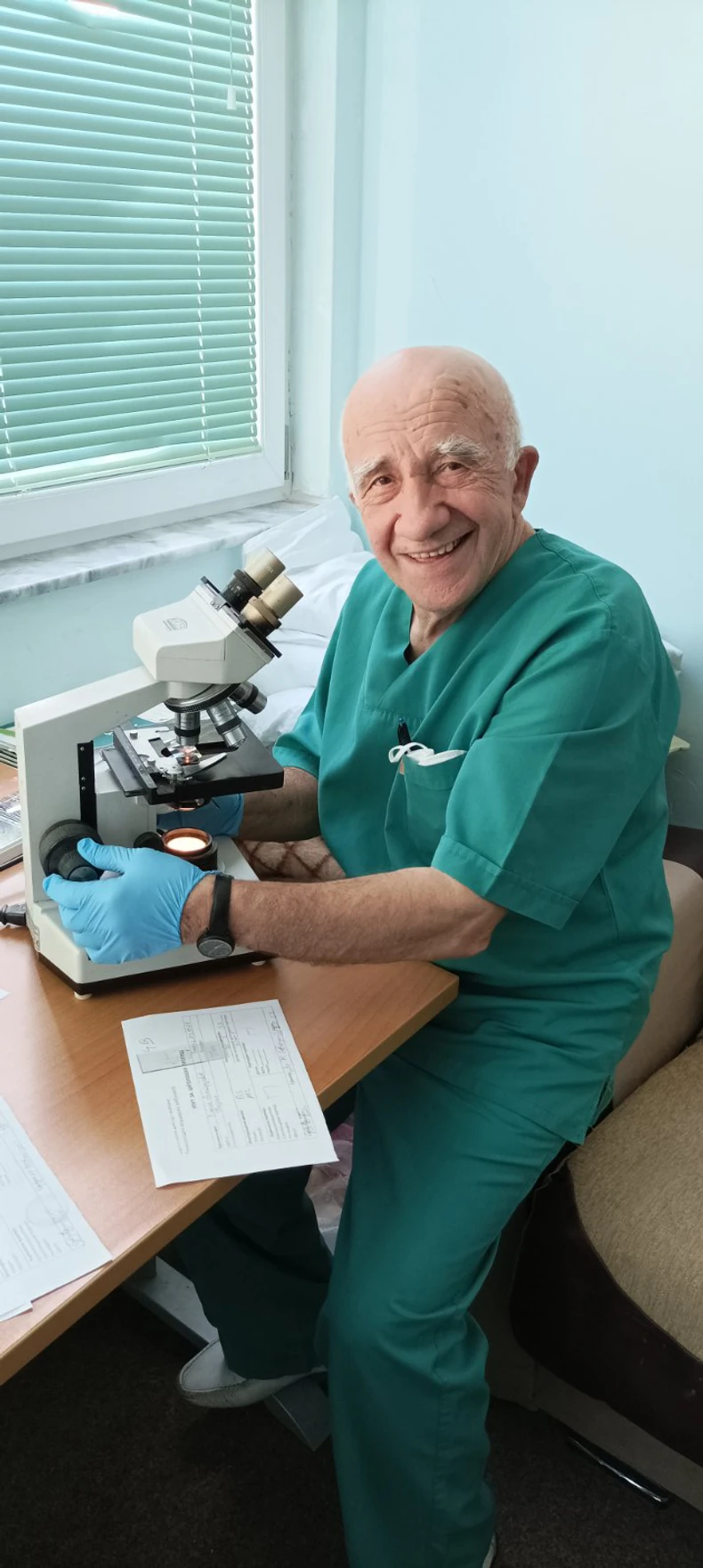 Doktor Slavko Krstić na svom radnom mestu u Pasjanskom porodilištu