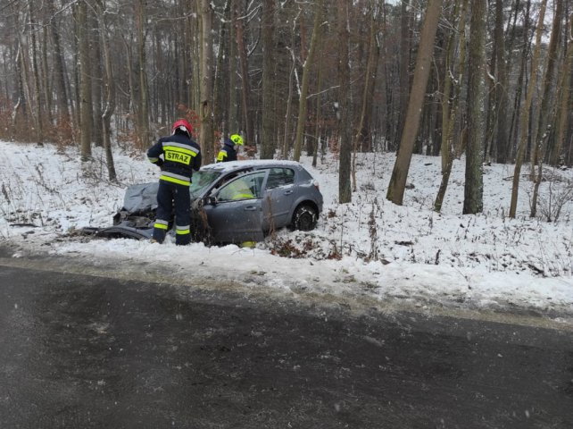 Groźny wypadek pod Olsztynkiem. Karetka zderzyła się z samochodem osobowym