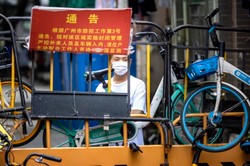 Koronawirus w Chinach. Nowe infekcje, władze wzywają do zacieśnienia kontroli