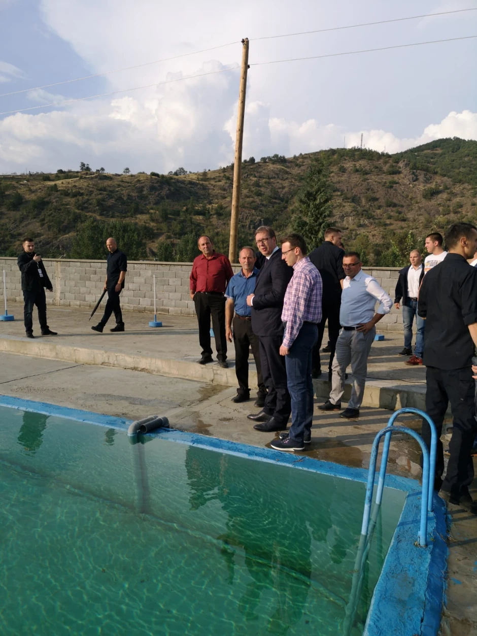 Vučić sa braćom Kovačević pred ribnjakom