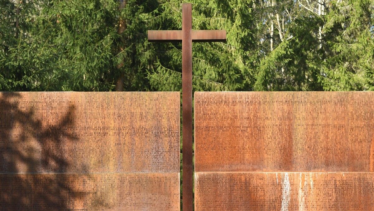 Otwarcie w Katyniu przebudowanego Zespołu Memorialnego, w tym centrum muzealnego, gdzie znajdzie się ekspozycja o historii stosunków rosyjsko-polskich, w tym o katastrofie smoleńskiej, odbędzie się 20 kwietnia - poinformowało w poniedziałek Rosyjskie Towarzystwo Wojskowo-Historyczne (RWIO).