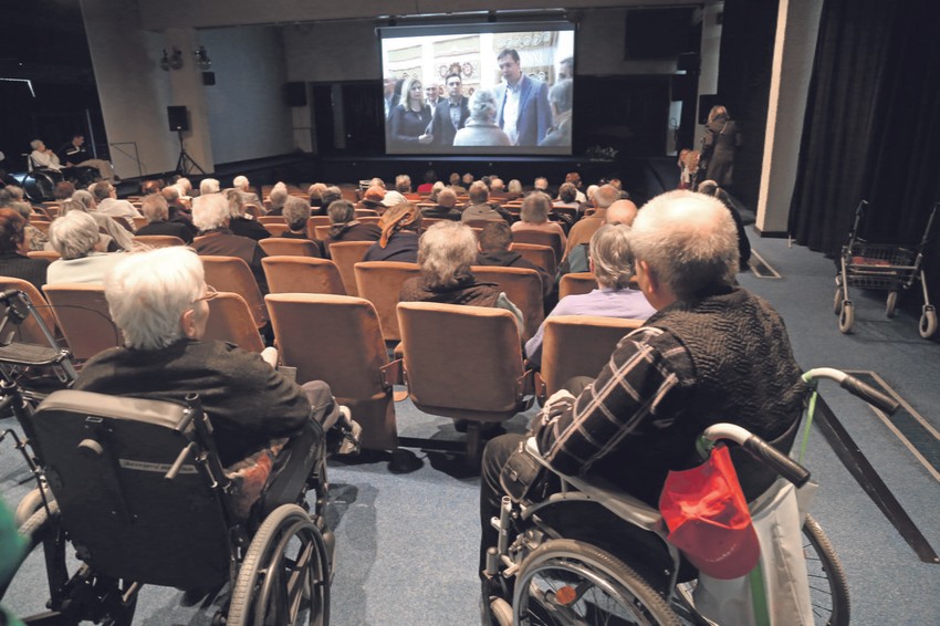 Ni muva da se čuje: Pola sata filma oko stotinak penzionera pratilo je sa punom pažnju