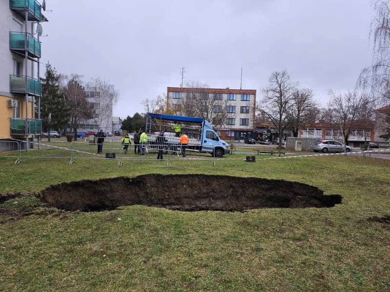 V zemi je obrovská diera.