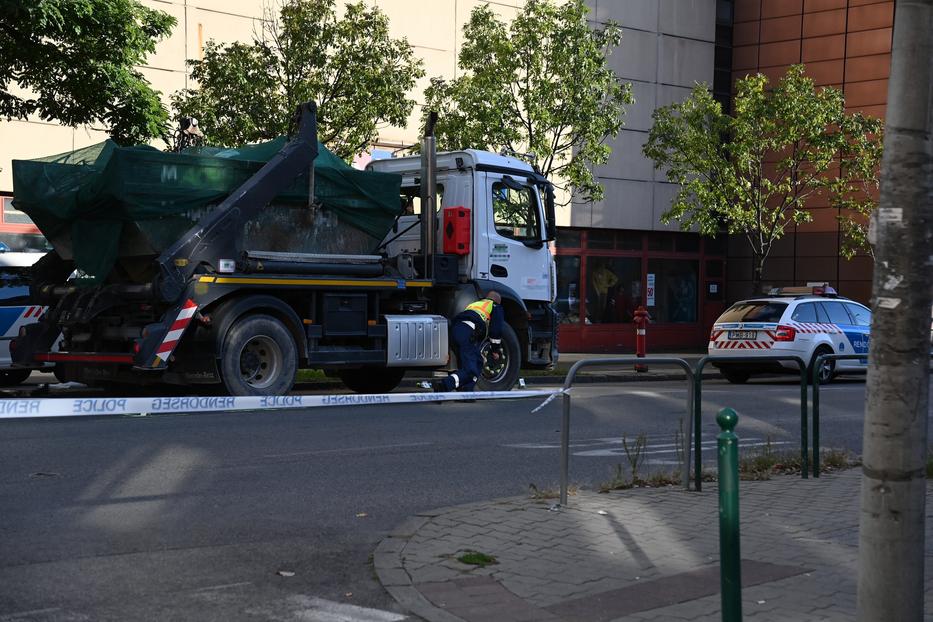 A gázolás után félreállították a teherautót, amelynek a sofőrje is sokkos állapotba került. Azt állította, nem látta a gyalogosokat /Fotó: MTI/Mihádák Zoltán