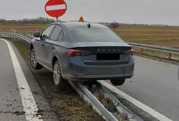 Skoda Octavia zawisła na barierce. To był dopiero początek