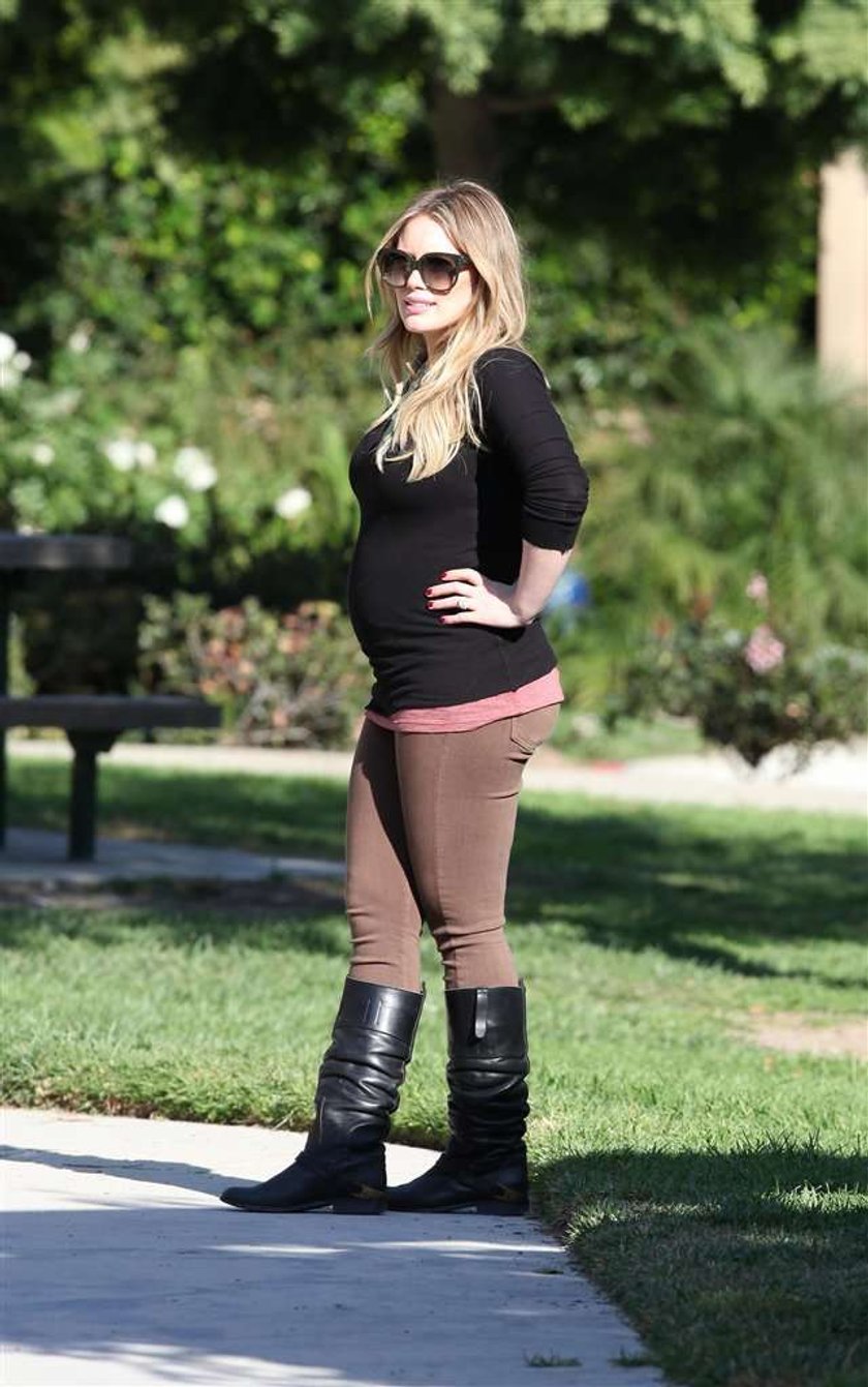 Hilary duff pokazała brzuch