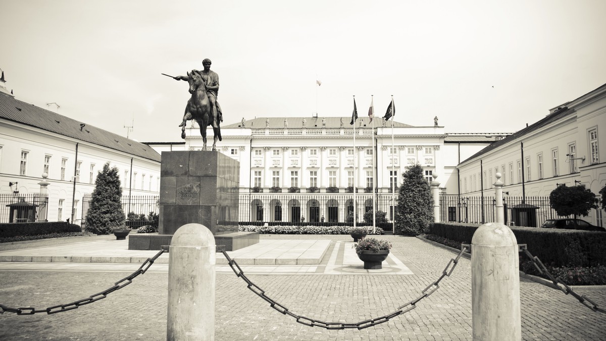 "Strażnik żyrandola", "uosobienie majestatu Rzeczypospolitej", "stabilizator systemu politycznego" czy ten, który "sypie piasek w szprychy rządu". Po co nam prezydent? To trywialne z pozoru pytanie zadaliśmy politykom i ekspertom. Co odpowiedzieli?