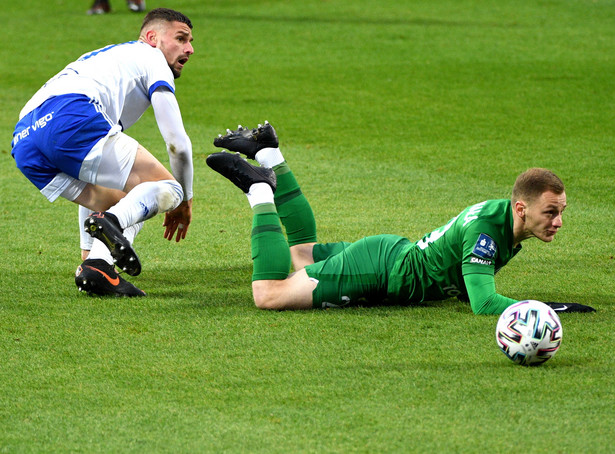 Zawodnik PGE FKS Stali Mielec Petteri Forsell (L) i Mateusz Spuchała (P) z Warty Poznań podczas meczu 9. kolejki piłkarskiej Ekstraklasy