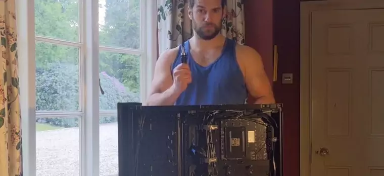 Henry Cavill nowym hitem internetu. Wiedźmin pokazuje, jak składa swój gamingowy PC