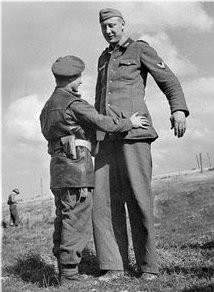 Jacob Nacken po poddaniu się siłom brytyjskim w pobliżu Calais we Francji w 1944 r.