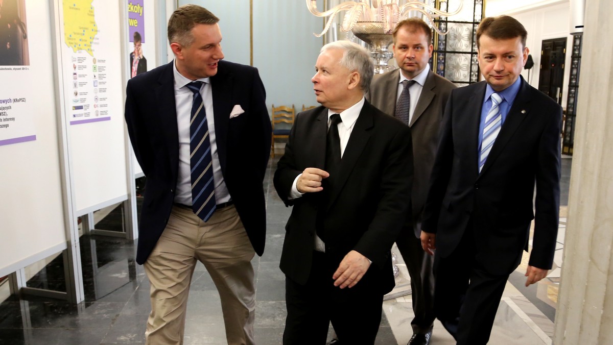 Odwołany ze stanowiska ministra sprawiedliwości Jarosław Gowin jest łakomym kąskiem na giełdzie politycznej. - Jest on wagonikiem w pociągu Platforma Obywatelska, który jest już odczepiony. Teraz ma przed sobą kilka wariantów. Pierwszy to taki, że staje się prominentnym politykiem PiS - powiedział w "Poranku Radia TOK FM" poseł PiS Przemysław Wipler.