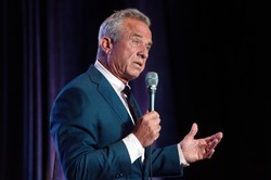 JFK przewraca się w grobie. Kennedy wycofał się z wyborów i poparł Trumpa