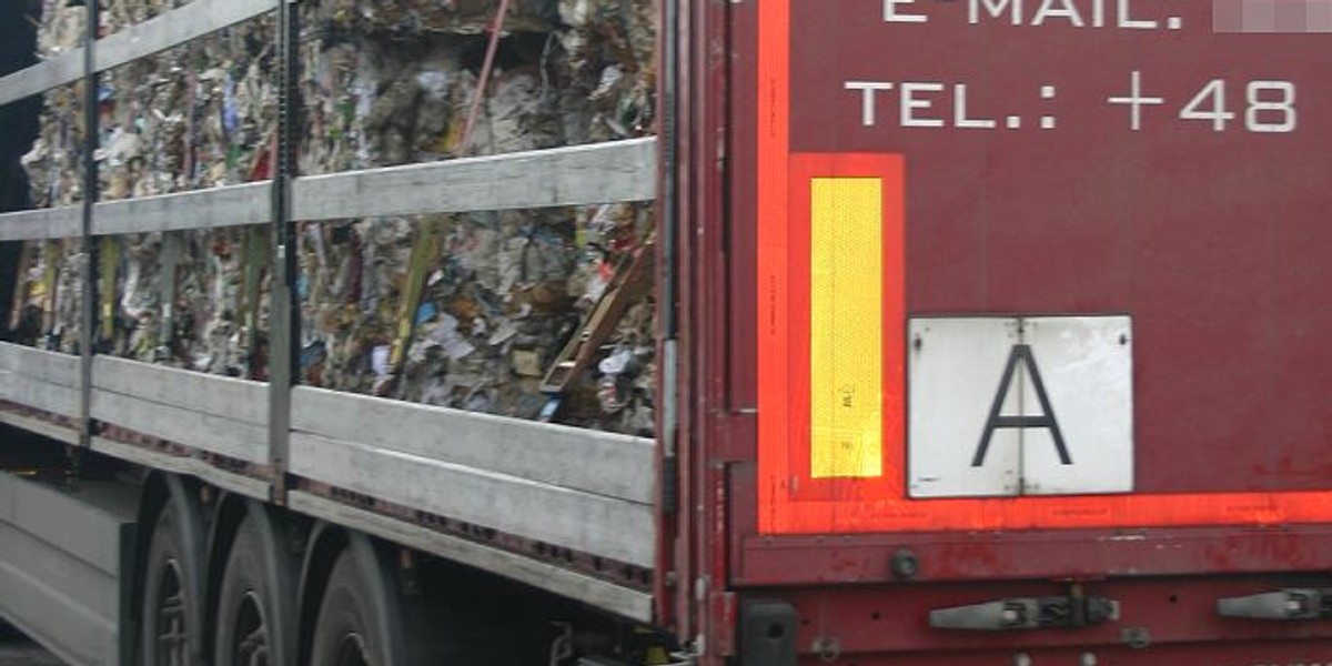 Z dokumentów wynikało, że transport zawiera papier i tekturę. W naczepie funkcjonariusze KAS znaleźli m.in. brudne opakowania po żywności i folię. 