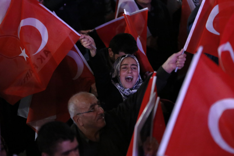 W niedzielnym referendum konstytucyjnym w Turcji 51,4 procentami głosów zwyciężyli zwolennicy prezydenckiego system rządów, który zastąpi dotychczasowy system parlamentarny