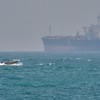 Čamac prolazi pored tankera u Ormuskom zalivu kod obale iranskog ostrva Kešm 18. aprila