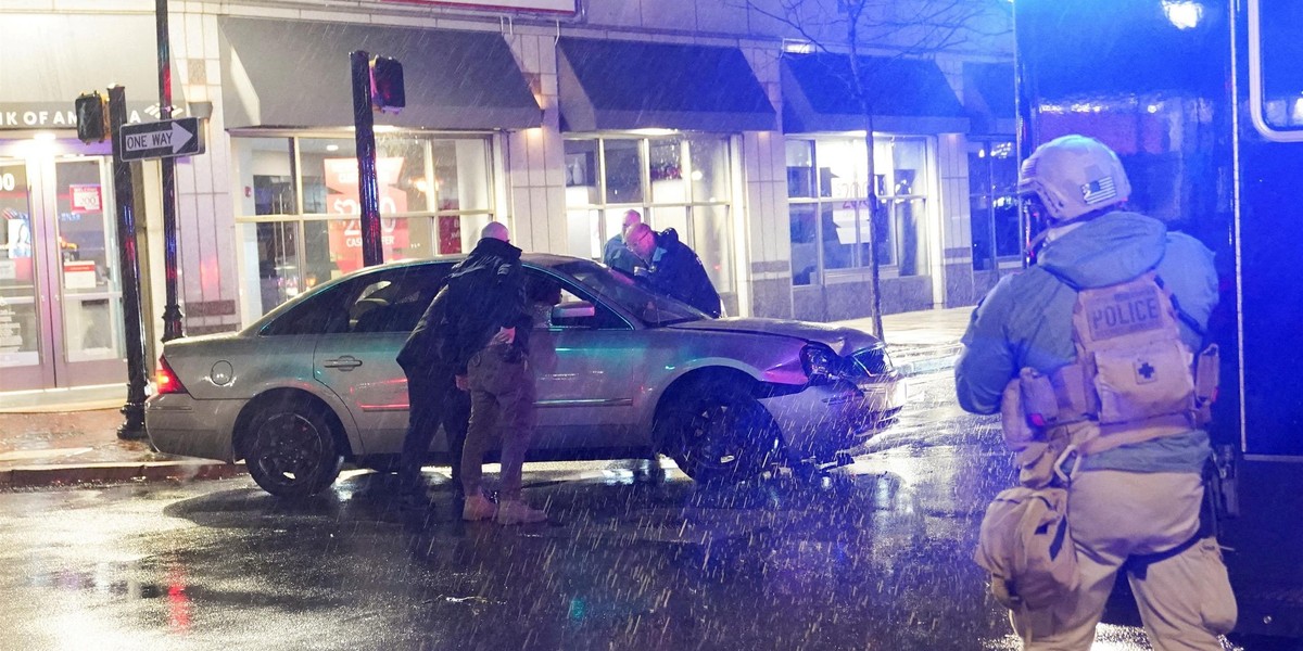 Auto wbiło się w kolumnę prezydenta Joe Bidena.