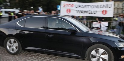 Jarosław Kaczyński przy grobie brata. Nie obyło się bez protestów