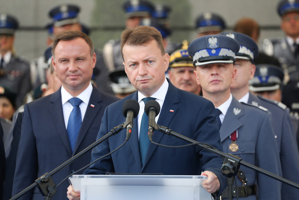 Prezydent Andrzej Duda i minister spraw wewnętrznych i administracji Mariusz Błaszczak na centralnych obchodach święta policji.