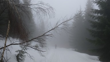 IMGW ostrzega przed mgłą i śniegiem na południu kraju