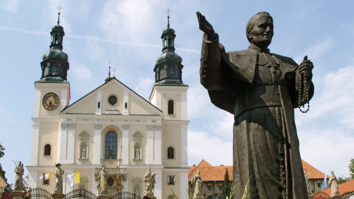 Blisko 22 tys. pielgrzymów odwiedzi podczas ŚDM sanktuarium w Kalwarii Zebrzydowskiej. Najwięcej będzie Włochów, Francuzów, Hiszpanów i Amerykanów – podał bernardyn brat Samuel Portka, który w kalwaryjskim klasztorze odpowiada za obsługę pielgrzymów.