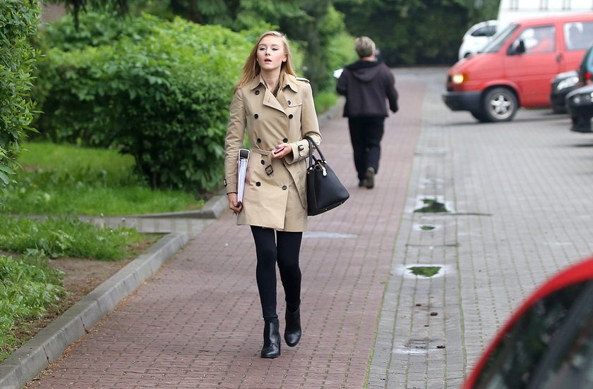 Kinga Duda nosi klasyczny trencz jak rasowa paryżanka