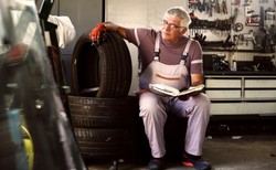 Oddał opony na ekologiczny ogród. Teraz urzędnicy żądają 2 mln zł kary