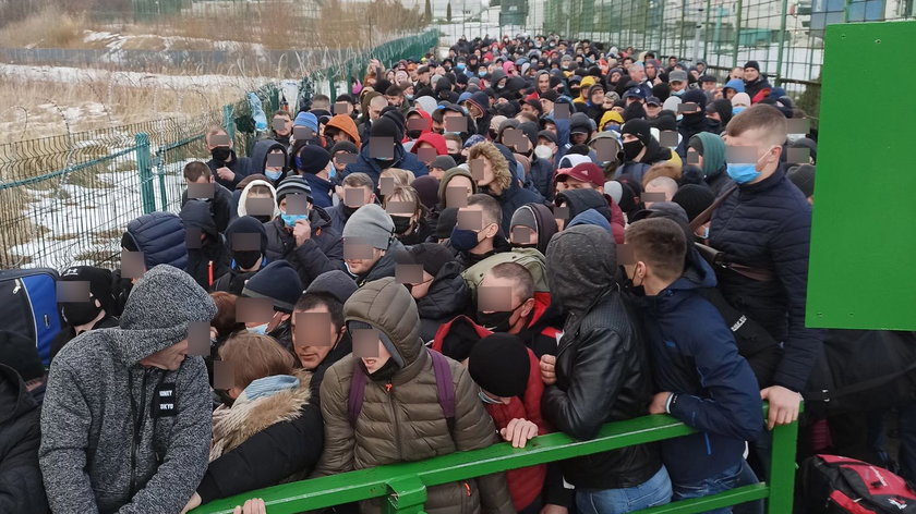 Tłumy podróżnych po ukraińskiej stronie przejścia granicznego Szeginie-Medyka. Zdjęcia obiegły Internet