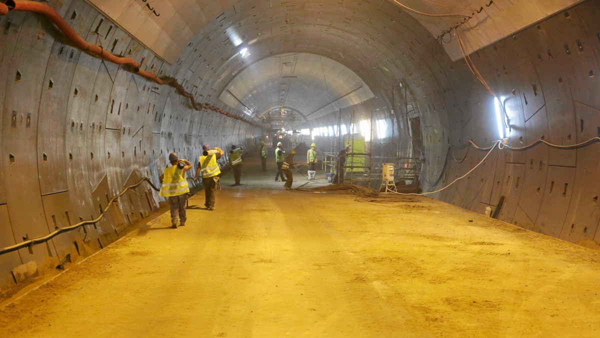 Główne prace budowlane przy tunelu pod Martwą Wisłą w Gdańsku zostaną zakończone do końca grudnia, a do 21 kwietnia 2016 r. wykonawca ma uzyskać pozwolenie na eksploatację tunelu - podała spółka Gdańskie Inwestycje Komunalne.