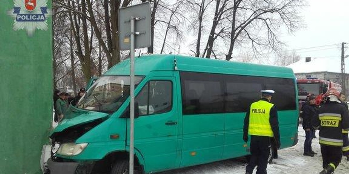 Wjechał busem w sklep. 4 osoby trafiły do szpitala