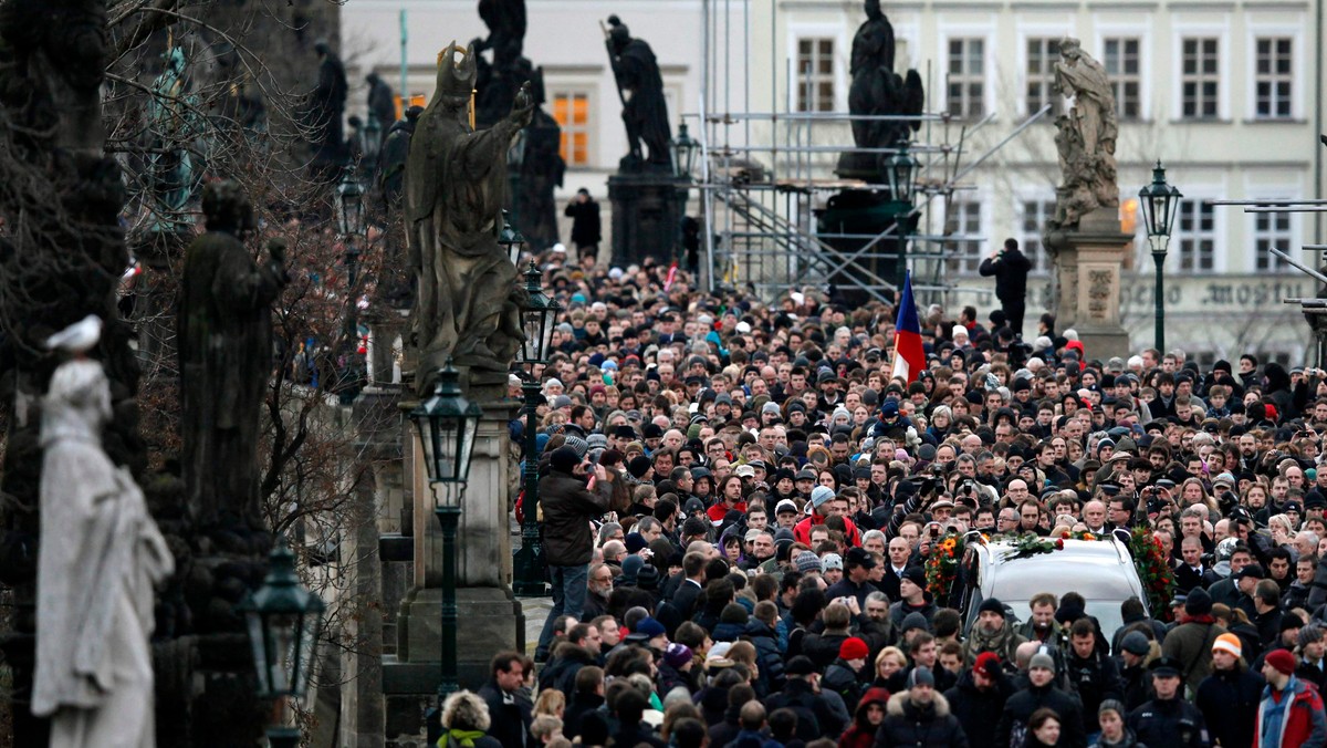 Trumna z ciałem ostatniego prezydenta Czechosłowacji i pierwszego przywódcy Czech Vaclava Havla spoczęła w środę na Praskim Zamku. Havla odprowadziły na Hradczany tysiące ludzi. Z najwyższymi honorami pożegnali go przedstawiciele czeskich władz i wojsko.