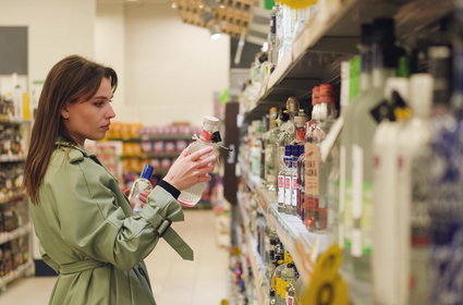 Wódka w dyskontach zbyt tania? "Korpo i elity dosłownie zabijają własny naród"